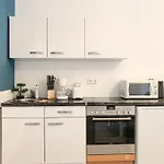 Prime Location Chic Apt, Near Akh Hospital