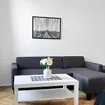 Prime Location Chic Apt, Near Akh Hospital