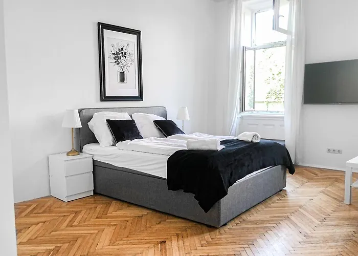 Prime Location Chic Apt, Near Akh Hospital