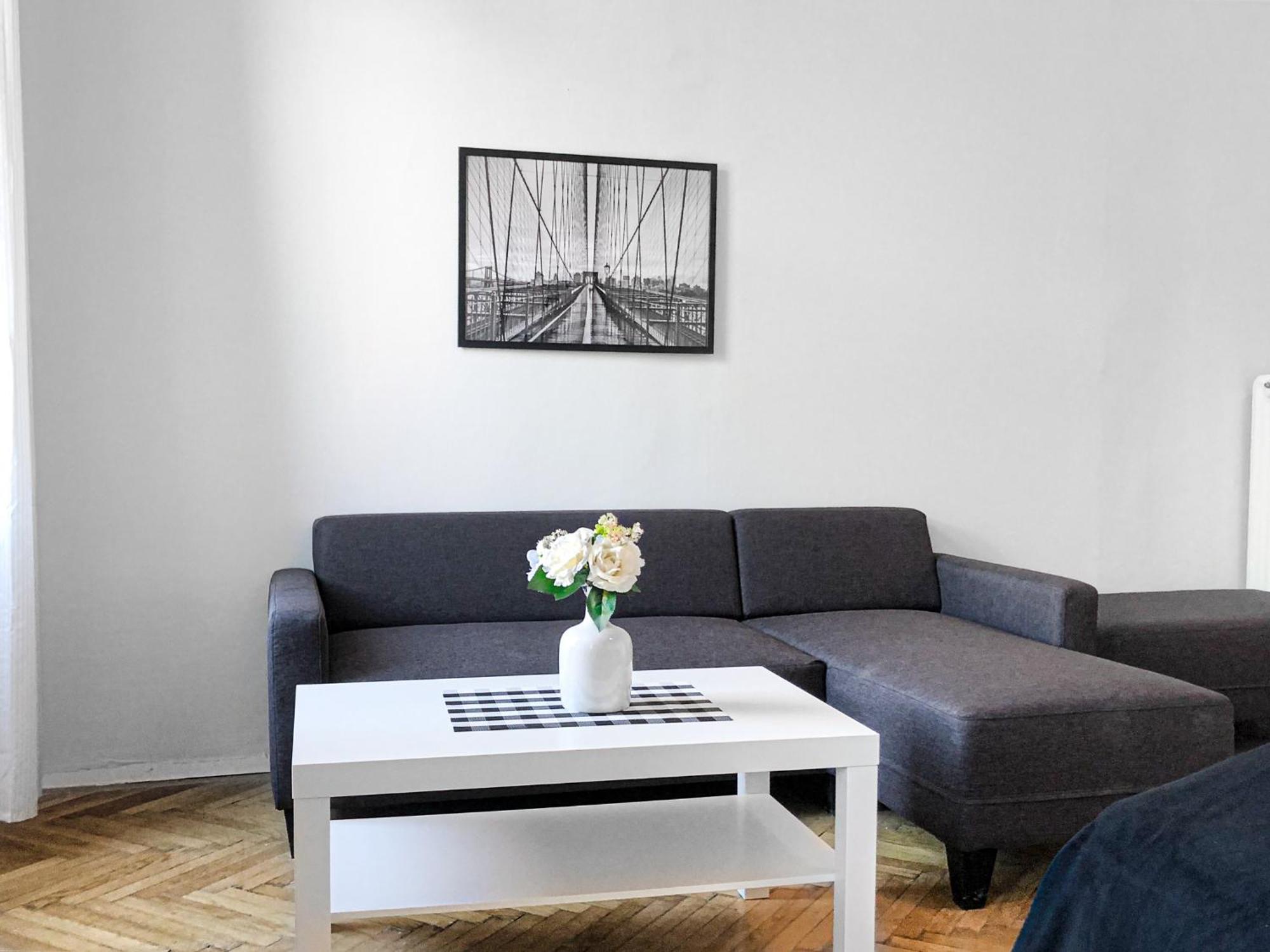 Prime Location Chic Apt, Near Akh Hospital Apartment *