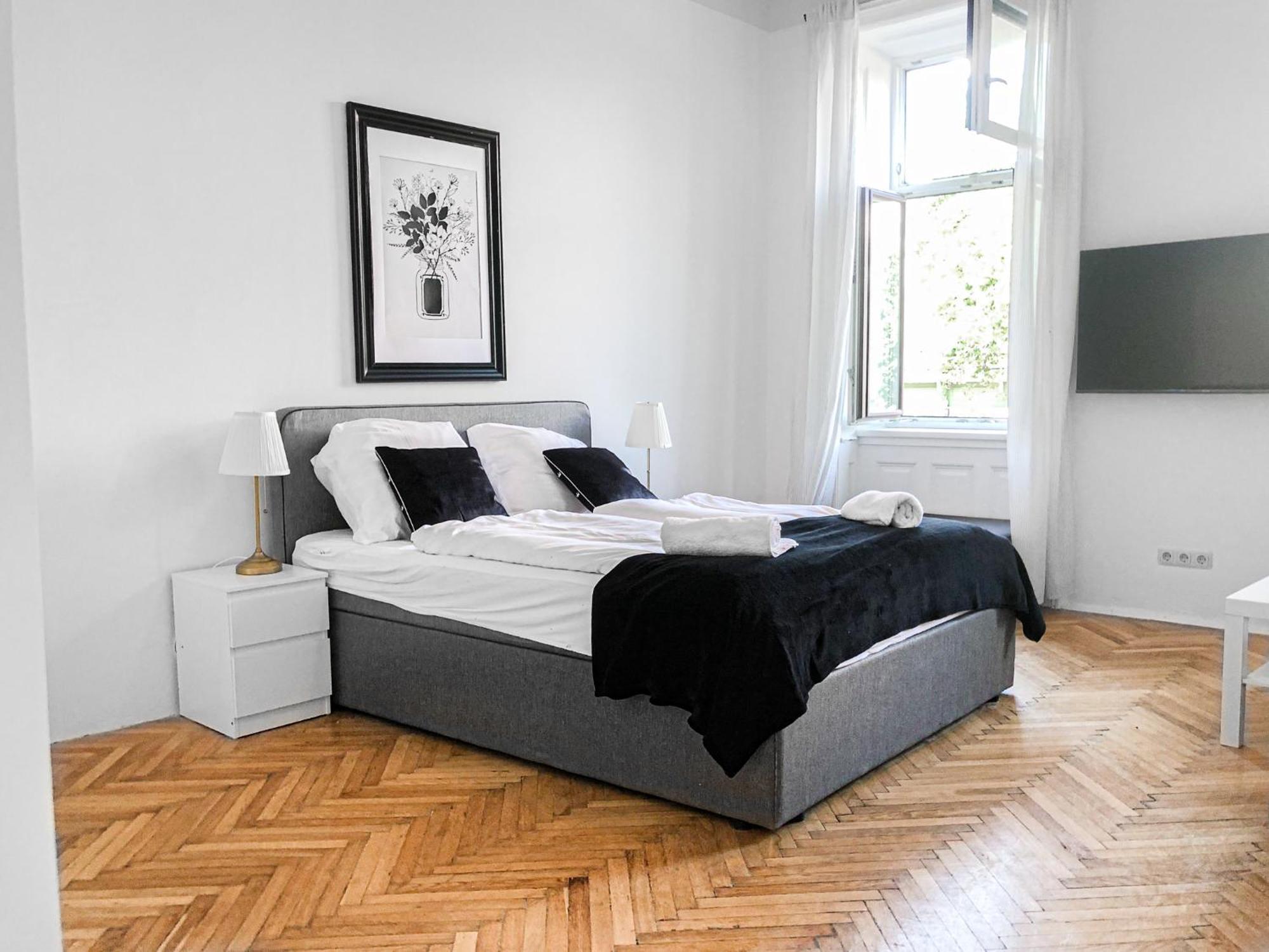 Prime Location Chic Apt, Near Akh Hospital Apartment