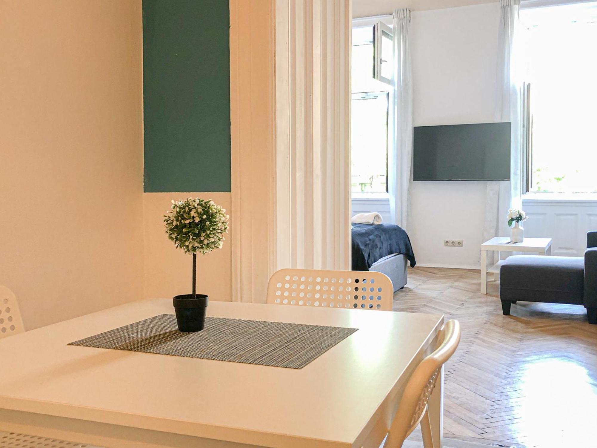 Prime Location Chic Apt, Near Akh Hospital